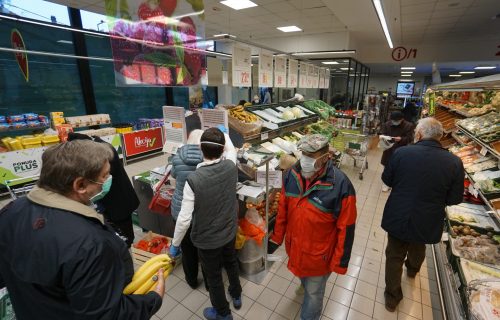 OBAVILI KUPOVINU: Evo kako su stariji od 65 jutros išli u prodavnice (FOTO+VIDEO)