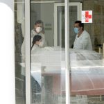 SRAMNA prevara na Fejsbuku: Građane koji aplaudiraju lekarima "prebacili" u OPOZICIONU grupu