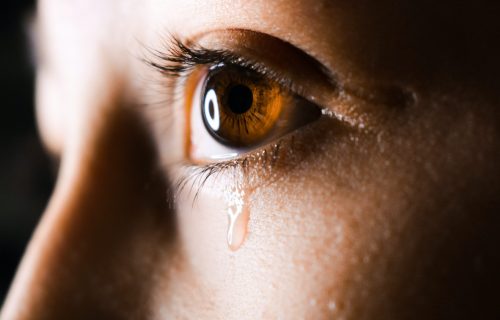 Još jedna kockica u mozaiku: Virus je aktivan i u suzama zaraženih?
