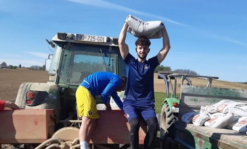 TRENIRA NA NJIVI! Fudbaler Dinama je hit, Evropa BRUJI O NJEMU! (FOTO)