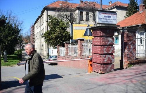 HAOS na Infektivnoj klinici: Mladić i devojka NAPALI doktorku, pa polomili vrata