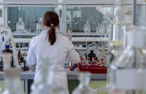 Dok se doktorka bori protiv koronavirusa, sud joj ODUZIMA STARATELJSTVO nad ćerkom