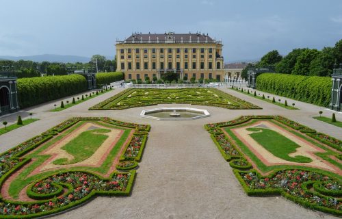 AUSTRIJA POPUŠTA SA MERAMA: Za posetioce se otvaraju dvorac Šenbrun i zoološki vrt