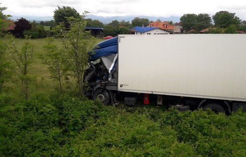 Četvrti udes na MAGISTRALI SMRTI za 20 dana: Šleper se prevrnuo i sleteo u kanal (FOTO)