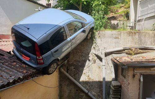 Uživo iz Zagreba: Automobil završio na krovu skladišta, stanari i vatrogasci u čudu! (FOTO)