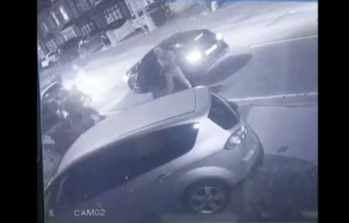 Brutalni obračun na ulici: Izleteli iz kola sa palicama i mačetama i počeli da se biju (VIDEO)