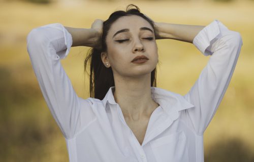 Živele smo u ZABLUDI! Ispod bele odeće se NE NOSI ni beli, ni bež, već BRUS OVE BOJE