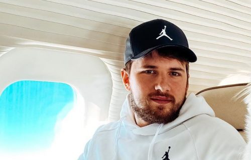 Novak plakao od smeha! Dončić IMITIRA Đokovića, njegov forhend će vas oduševiti! (VIDEO)