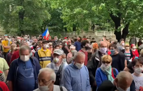 Dve strane Sarajeva: Održana misa za “blajburške žrtve” i protest antifašista (VIDEO)
