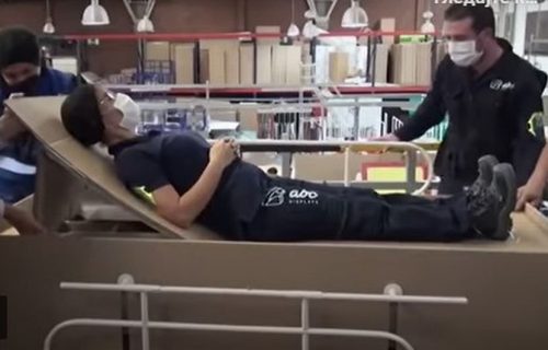 Zastrašujuće! Izmišljeni kartonski bolnički kreveti koji u trenu mogu da se pretvore u MRTVAČKE KOVČEGE (VIDEO)