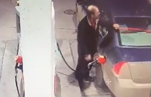 Besni vozač iskalio bes na benzinskoj pumpi, sada policija traga za njim (VIDEO)