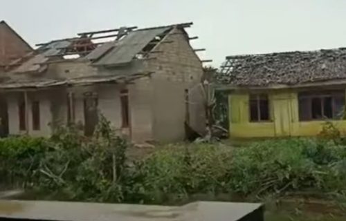 Ljudi plaču dok im se ruše kuće: Tornado im u sekundi izmenio živote (VIDEO)