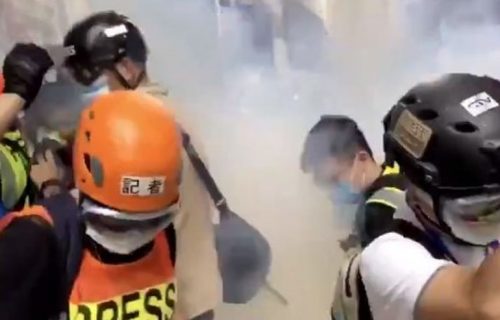 Štrajk protiv novog zakona: Suzavcem na demonstrante u Hongkongu (VIDEO)