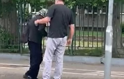 Divan prizor u Beogradu: Doktor HEROJ i kad nije na smeni, izašao iz auta i preveo baku preko ulice (VIDEO)