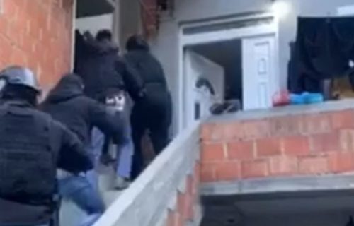 Pogledajte spektakularnu akciju srpskih specijalaca u Novom Pazaru: Upadaju u kuću poznatog dilera i hapse ga (VIDEO)
