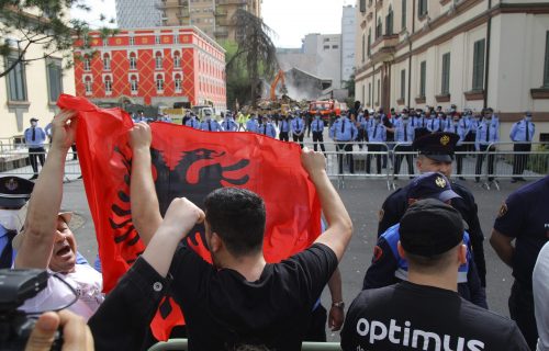 SKANDAL u Prištini: Albanci došli ispred kancelarije EU i postavili SRAMNU mapu