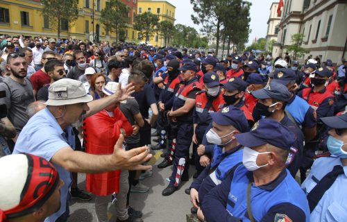 Masovni protesti u Albaniji: Sukob policije i demonstranata, uhapšena i supruga predsednika (FOTO)