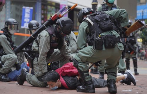 Haos u Hongkongu: Suzavcima i vodenim topovima na demonstrante, 180 osoba uhapšeno (VIDEO)