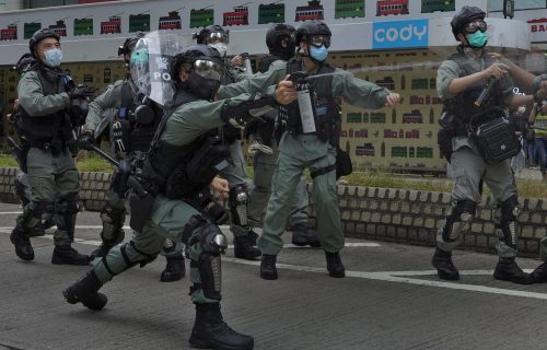 Protesti drmaju Hongkong: Policija upotrebila biber sprej da rastera demonstrante (VIDEO)