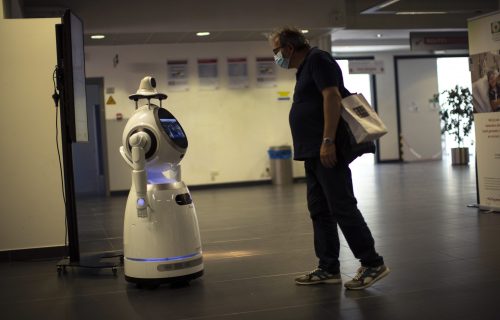 Govore 53 jezika: Kako izgleda kad roboti mere temperaturu i kontrolišu nošenje maski? (FOTO)