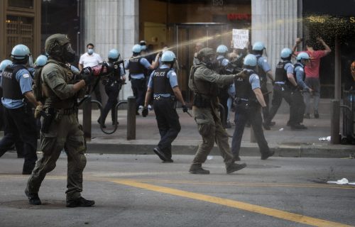 "Sklanjaj se odavde!": Poznatog glumca napala policija na protestima u Americi, sve je snimio (VIDEO)