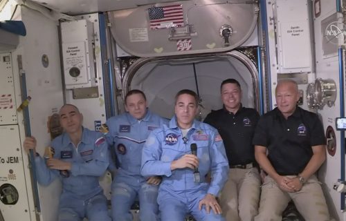 ISPISALI ISTORIJU: Ruski i američki astronauti u zagrljaju! (VIDEO)