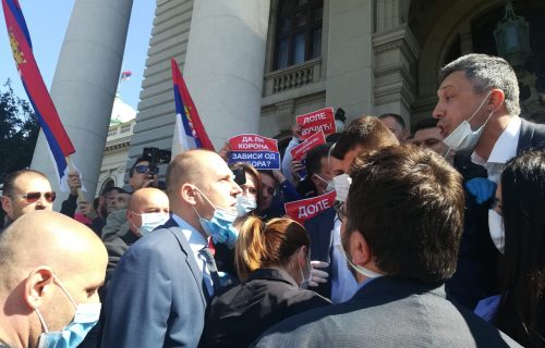 Teške uvrede i psovke: Obradović i njegove pristalice nasrnuli i na poslanike Milovana Drecuna i Čedomira Jovanovića (VIDEO)