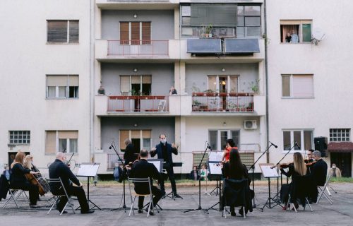 Koncert pod balkonima: Opera Srpskog narodnog pozorišta oduševila Novosađane (FOTO+VIDEO)