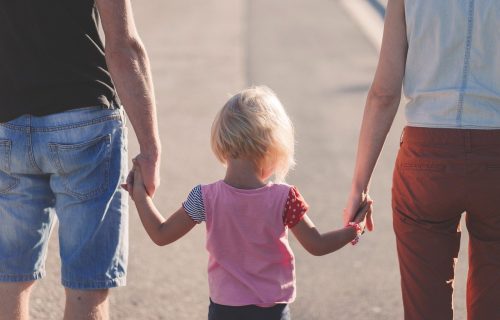 Da li ste čuli za "RODITELJSTVO U LJUSCI JAJETA"? Novi stil vaspitanja dece već je iznervirao pola sveta