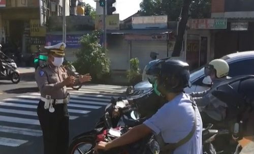 Nemaš masku? Gotov si! Policija na Baliju ne tuče, ali ISCEDI do kraja (VIDEO)