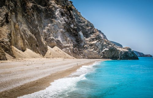 SRBI OSTALI ZATEČENI PRIZOROM: Grci bagerom pokupili ležaljke na plaži i odneli suncobrane