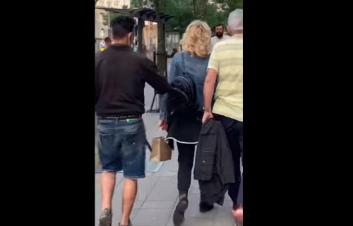 Snimak koji je RAZBESNEO Beograđane: Pogledajte kako mladić U CENTRU GRADA pokušava da pokrade ženu (VIDEO)