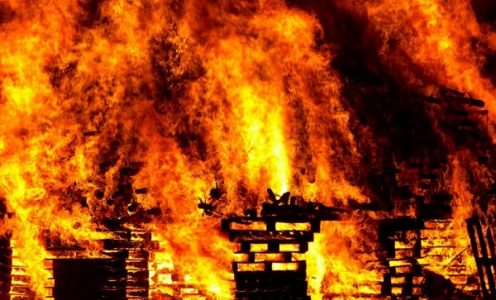 HOROR na jugu Srbije: Zapalio rođenom bratu porodičnu kuću zbog SVAĐE, sve IZGORELO