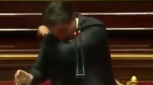 PANIKA u italijanskom parlamentu, svi gledali u premijera! (VIDEO)