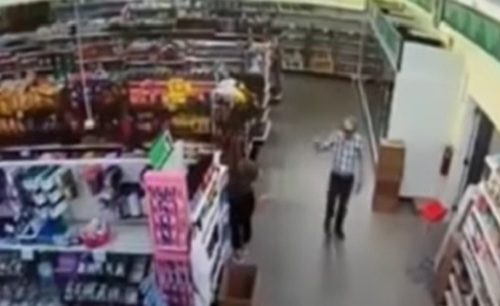 Ušao u prodavnicu bez maske, a onda prišao prodavačici da joj se zgrozi život (VIDEO)
