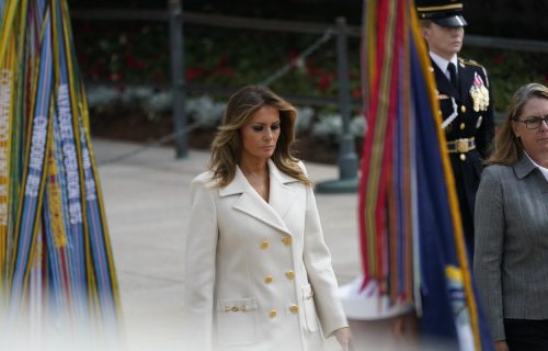Pun pogodak: Prva dama Amerike je kaput od 3.500 DOLARA uparila uz svoj OMILJENI model cipela (FOTO)