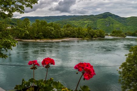 Neka te anđeli čuvaju: Sahranjena devojčica koja se utopila u Drini, škola se oglasila potresnom porukom