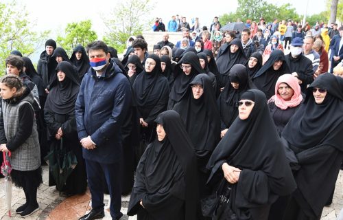 Sa maskama u boji srpske zastave i na rastojanju: Vernici se na Ostrogu poklonili moštima Svetog Vasilija čudotvorca (FOTO)