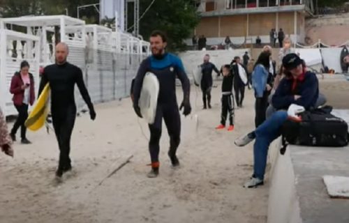 Prekipelo mu: Narod se vratio na plaže, neki su se čak i okupali po jakom vetru (VIDEO)