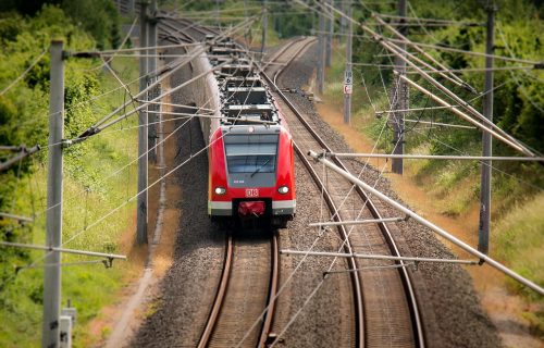 Užas kod Subotice: Voz udario automobil, NOSIO ga po šinama, ima teško povređenih