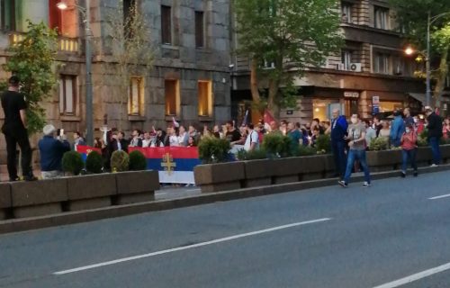 Beograd priskače u pomoć vladiki Joanikiju: Vernici se okupili ispred crkve Svetog Marka (FOTO+VIDEO)