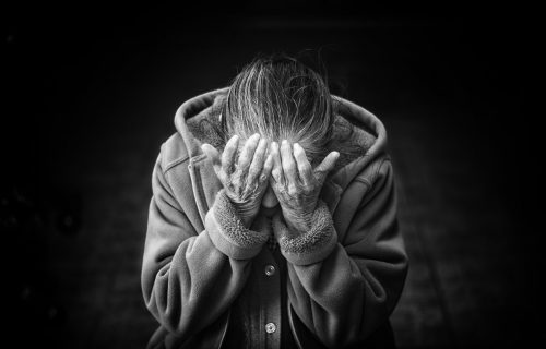 Štićenici maltretirani, drogirani i danima ostavljani u prljavoj posteljini: Užasni izveštaji iz kanadskih domova za stare