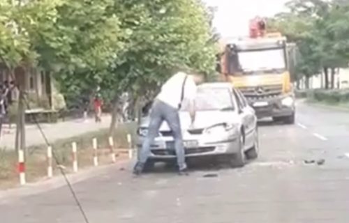 Čovek usred bela dana ČEKIĆEM udarao u automobil: Elegantno je prišao, a onda je usledio LOM (VIDEO)