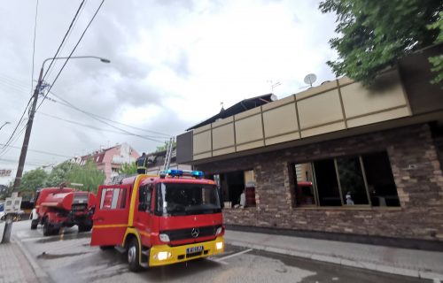 Požar u centru Čačka: Gori krov ugostiteljskog objekta, vatrogasci na licu mesta (FOTO)