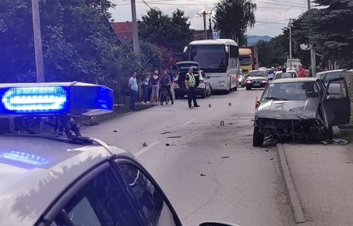 Teška NESREĆA u Čačku: Vozač naleteo na trotoar i udario ženu, delovi automobila razbacani po putu (FOTO)