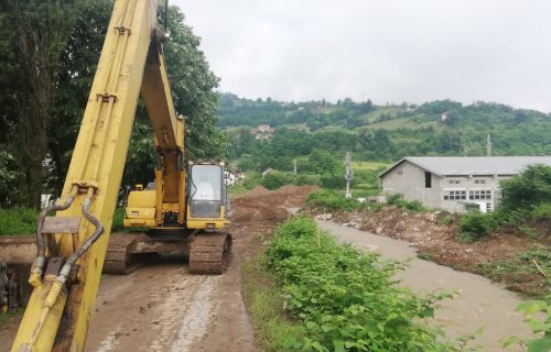 Čitavu noć trajala borba sa vodenom stihijom u Guči, na terenu veliki broj ekipa (FOTO+VIDEO)