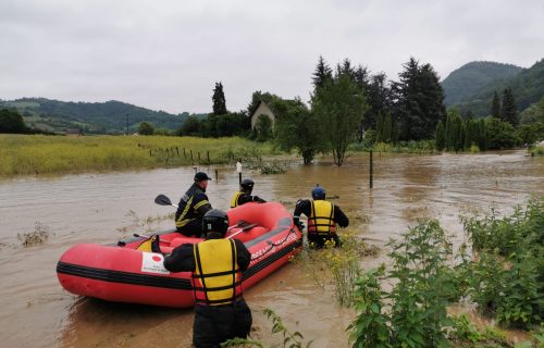 Alarmantna situacija u Lučanima: Poplavljene kuće, bujice odnele mostove, voda se ne povlači (FOTO+VIDEO)
