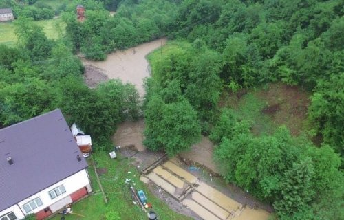 Ostalo samo blato i OČAJ meštana: Pokrenuta KLIZIŠTA u Ivanjici, tone mrtve ribe na livadi (FOTO)