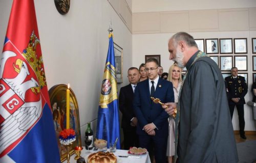 MUP obeležava slavu: Tradicionalno sečenje kolača pred centralnu manifestaciju (FOTO+VIDEO)