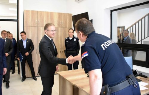 Stefanović obišao renoviranu policijsku stanicu na Voždovcu: "Vidi im se želja da deca budu bezbedna"